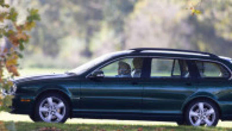 Regina Elisabeta a II-a a fost fotografiată conducându-și una dintre mașini pe proprietatea sa de la Castelul Windsor. Foto: Profimedia Images | Poza 4 din 5