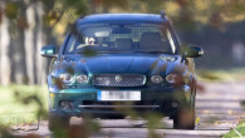 Regina Elisabeta a II-a a fost fotografiată conducându-și una dintre mașini pe proprietatea sa de la Castelul Windsor. Foto: Profimedia Images | Poza 5 din 5