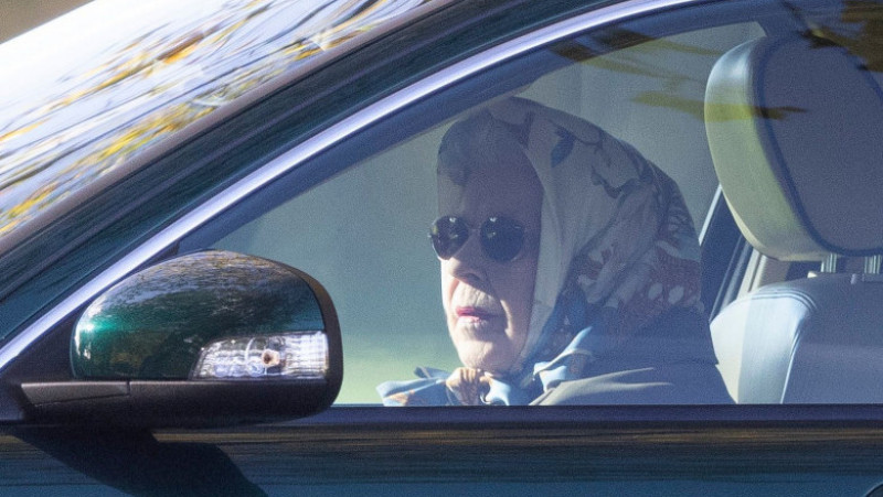 Regina Elisabeta a II-a a fost fotografiată în 2021 conducându-și una dintre mașini pe proprietatea sa de la Castelul Windsor. Foto: Profimedia Images