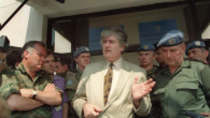 Radovan Karadzic (centru), lider al sârbilor bosniaci, alături de Ratko Mladici (stânga), comandantul forțelor armate. Amândoi au fost acuzați de crime de război și genocid după război. Sursa foto: AFP PHOTO / Profimedia Images | Poza 3 din 26