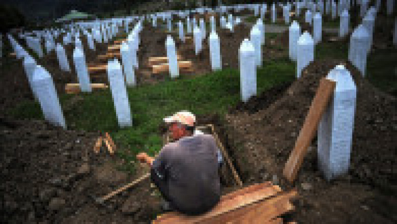 Un muncitor se odihnește lângă cimitirul memorial Potocari de lângă Srebrenița, iulie 2010. Sursa foto: Profimedia Images | Poza 11 din 26
