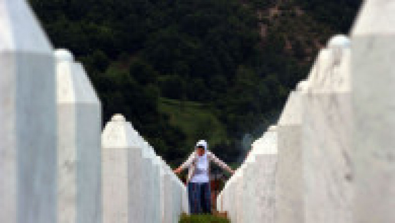 O femeie în cimitirul memorial Potocari de lângă Srebrenița, iulie 2010. Sursa foto: Profimedia Images | Poza 12 din 26