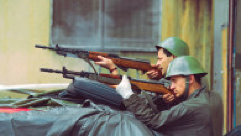 Soldați bosnieci în Sarajevo în perioada asediului (1992-1995). Sursa foto: Profimedia Images | Poza 8 din 26