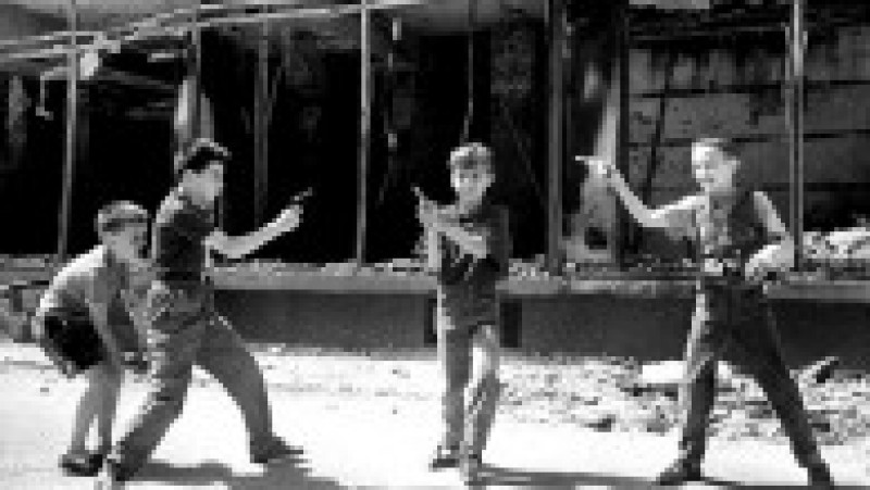 Copii jucându-se în Sarajevo în perioada asediului (1992-1995). Sursa foto: Profimedia Images | Poza 7 din 26