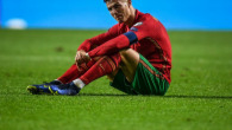Cristiano Ronaldo suportă cu greu înfrângerea în fața Serbiei Foto: Profimedia Images | Poza 1 din 12