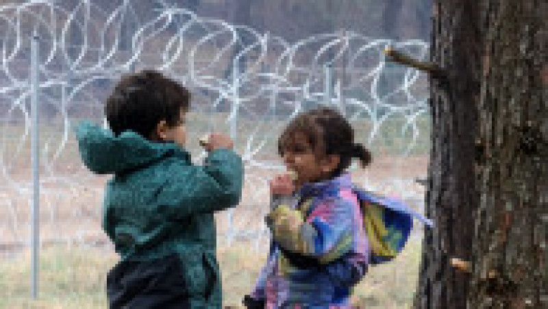 Doi copii aflați la granița dintre Belarus și Polonia. Foto: Profimedia Images | Poza 46 din 81