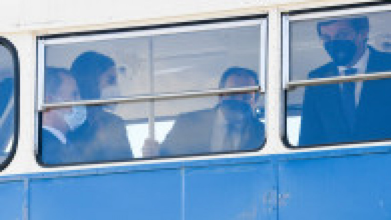  Regii Spaniei, Felipe al VI-lea şi Letizia, au mers cu autobuzul în Madrid. Foto: Profimedia Images | Poza 4 din 11
