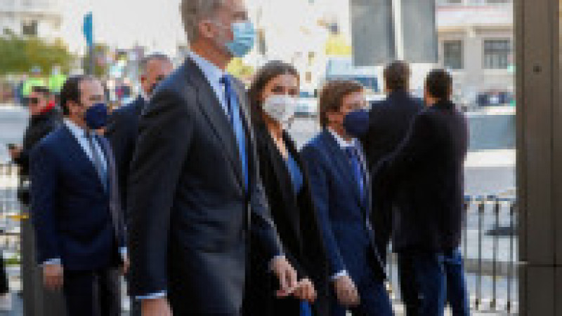  Regii Spaniei, Felipe al VI-lea şi Letizia, au mers cu autobuzul în Madrid. Foto: Profimedia Images | Poza 9 din 11