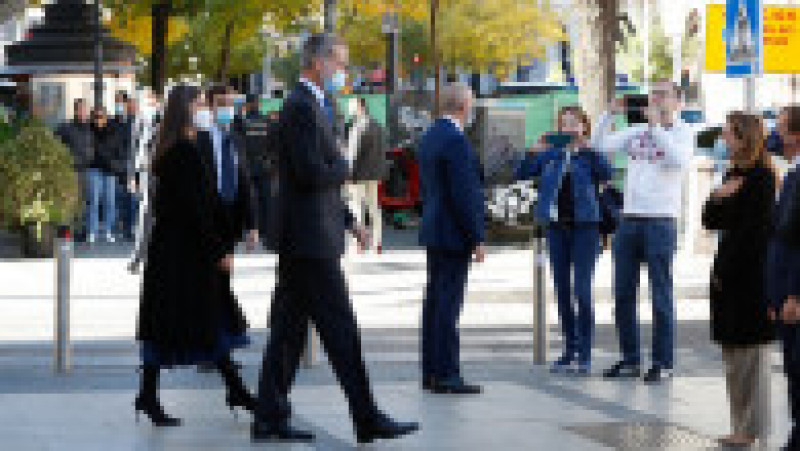  Regii Spaniei, Felipe al VI-lea şi Letizia, au mers cu autobuzul în Madrid. Foto: Profimedia Images | Poza 10 din 11