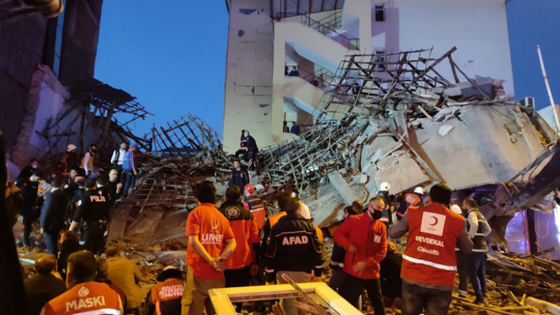 O clădire s-a prăbușit brusc pe o stradă centrală din Malatya, în estul Turciei. FOTO: Profimedia Images