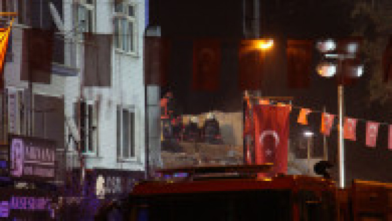 O clădire s-a prăbușit brusc pe o stradă centrală din Malatya, în estul Turciei. FOTO: Profimedia Images | Poza 5 din 7