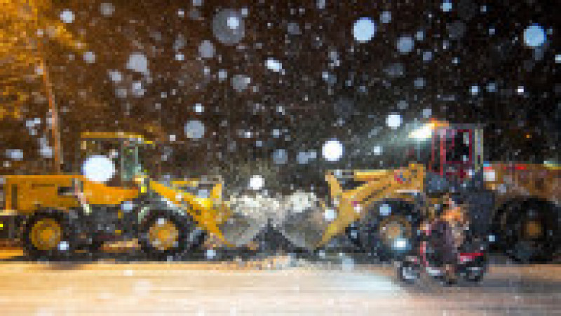 Două mașini speciale pregătite să intervină pentru a curăța zăpada. Sursă foto: Profimedia Images | Poza 9 din 11