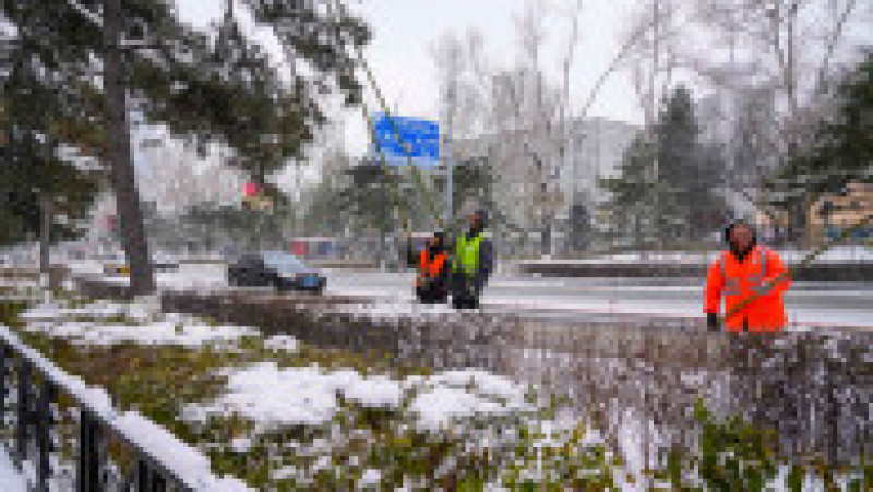 Mai mulți muncitori curăță zăpada în nord-estul Chinei. Sursă foto: Profimedia Images | Poza 8 din 11