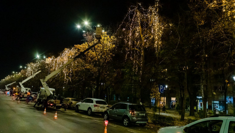 Primele luminiţe de Crăciun au fost montate în București. Foto: Facebook