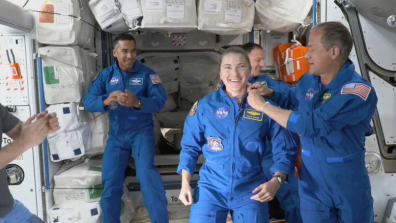 Capsula SpaceX cu cei patru astronauţi la bord a andocat la Staţia Spaţială Internaţională. Foto: Profimedia Images