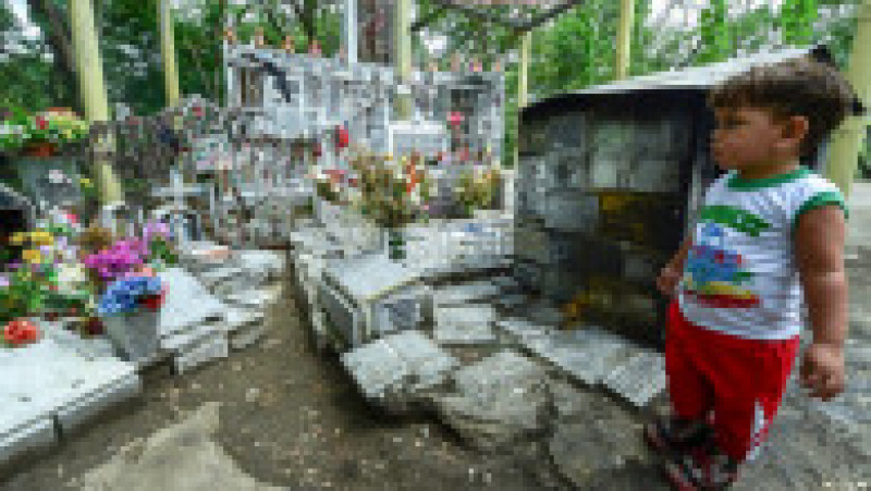 Mormântul lui Omaira Sanchez, fetița de 13 ani care a stat 60 de ore prinsă în noroi, după erupția din 1985. Sursa foto: Profimedia Images | Poza 27 din 29