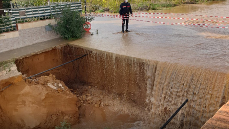 Per la seconda volta in un mese inondazioni estese nel sud Italia.  L’acqua ha distrutto diverse strade di accesso