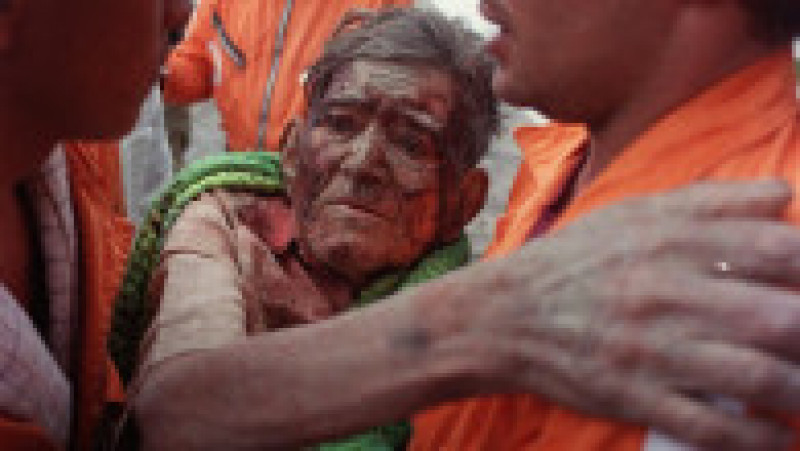 Victimă a erupției Nevado del Ruiz ajutată de salvatori. Sursa foto: Profimedia Images | Poza 7 din 29