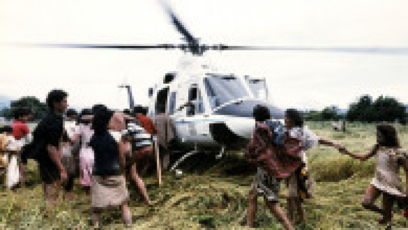 Supraviețuitorii erupției se urcă într-un elicopter pentru a fi evacuați. Sursa foto: Profimedia Images | Poza 5 din 29