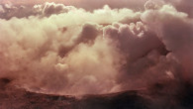 Craterul vulcanului Nevado Del Ruiz fumegă pe 17 noiembrie, la 3 zile de la erupție. Sursa foto: AFP PHOTO JONATHAN UTZ / Profimedia Images | Poza 2 din 29