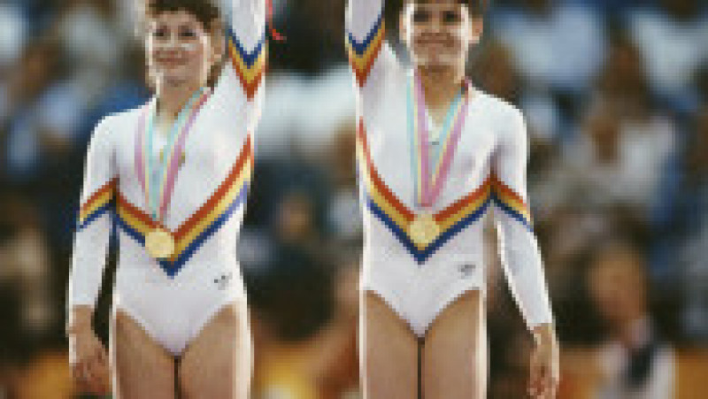 Simona Păucă (dr) Ecaterina Szabo, medalii de aur la bârnă, la J.O. din 1984 de la Los Angeles | Foto: Trevor Jones/Getty Images | Poza 3 din 5
