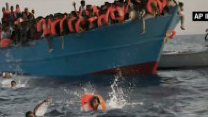 barca plina cu refugiati | Poza 6 din 15