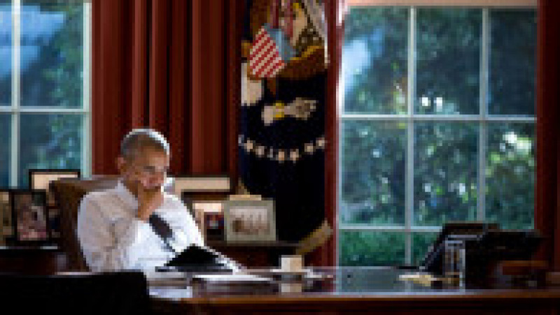 obama ganditor in biroul oval pete souza | Poza 56 din 57