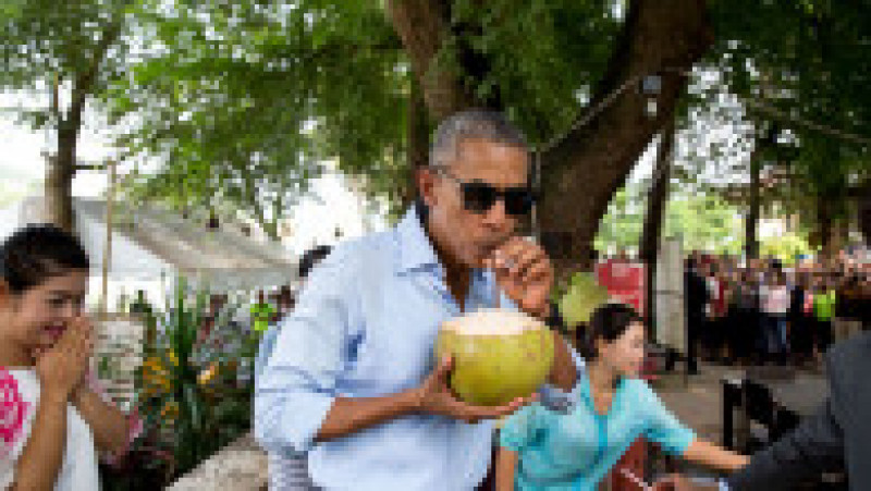 obama bea suc dintr-o nuca de cocos pete souza | Poza 48 din 57