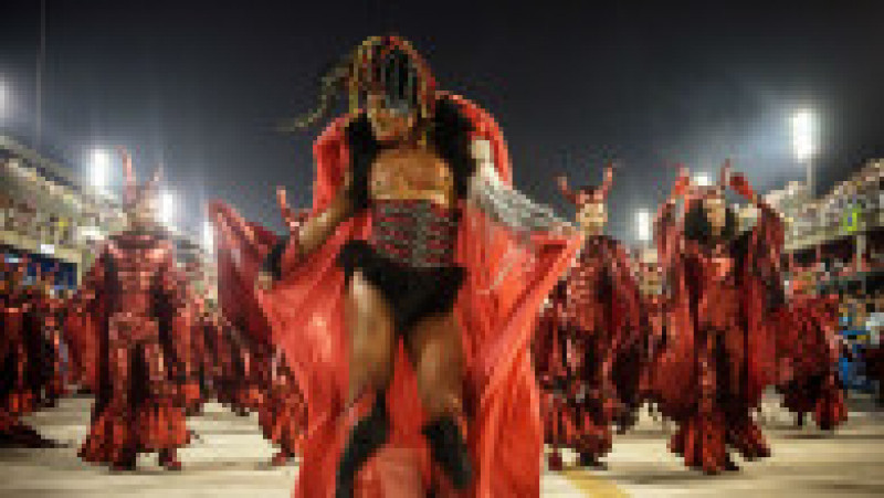 RIO DE JANEIRO, BRAZIL - FEBRUARY 26: A performer dances during Salgueiro performance at the Rio de Janeiro Carnival at Sambodromo on February 26, 2017 in Rio de Janeiro, Brazil. (Photo by Raphael Dias/Getty Images) | Poza 8 din 9