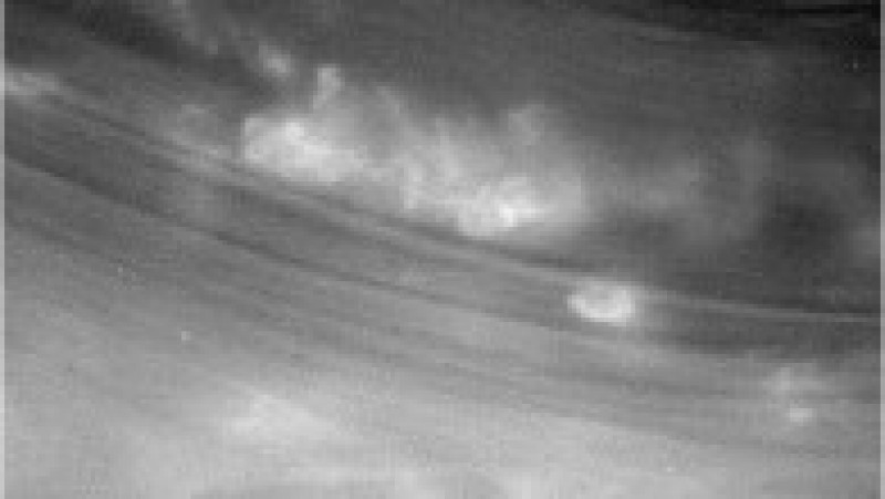 Imaginea nu a fost încă procesată de cercetătorii de la NASA. Aici este surprinsă atmosfera planetei Saturn de la cea mai mică distanță de până acum. Sursa: NASA/JPL-Caltech/Space Science Institute | Poza 2 din 3