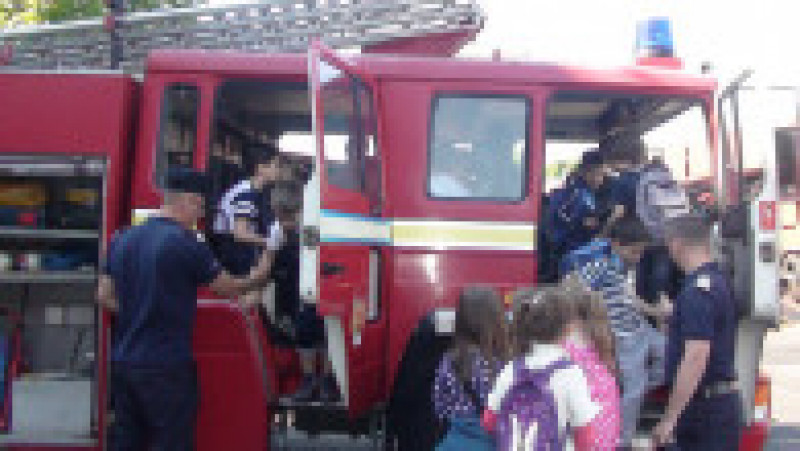 vizita copii pompieri (1) | Poza 1 din 2