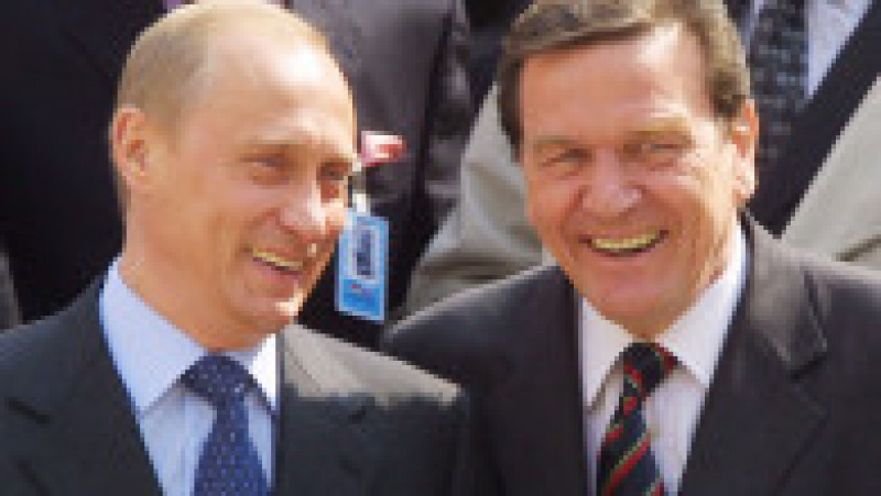 403667 05: German Chancellor Gerhard Schroeder (R) and Russian President Vladimir Putin share a laugh April 10, 2002, in Weimar, Germany. Putin and Schroeder are attending a two-day German-Russian summit as part of the Petersburg Dialogue, an ongoing effort on the part of the two countries to deepen their bilateral relations. (Photo by Sean Gallup/Getty Images) | Poza 5 din 12