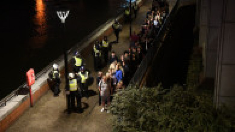 LONDON, ENGLAND - JUNE 04: People are lead to safety away from London Bridge after an attack on June 4, 2017 in London, England. Police have responded to reports of a van hitting pedestrians on London Bridge in central London. (Photo by Carl Court/Getty Images) | Poza 2 din 11