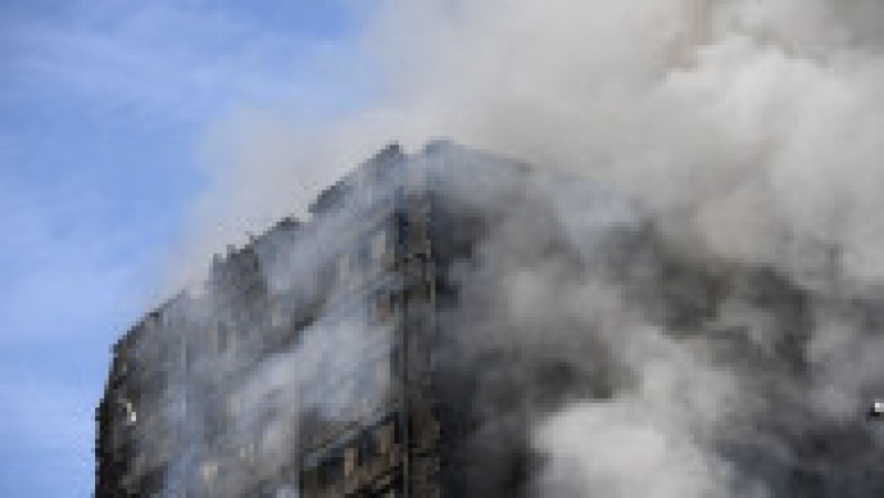 LONDON, ENGLAND - JUNE 14: Smoke rises from the building after a huge fire engulfed the 24 story Grenfell Tower in Latimer Road, West London in the early hours of this morning on June 14, 2017 in London, England. The Mayor of London, Sadiq Khan, has declared the fire a major incident as more than 200 firefighters are still tackling the blaze while at least 50 people are receiving hospital treatment. (Photo by Carl Court/Getty Images) | Poza 5 din 13