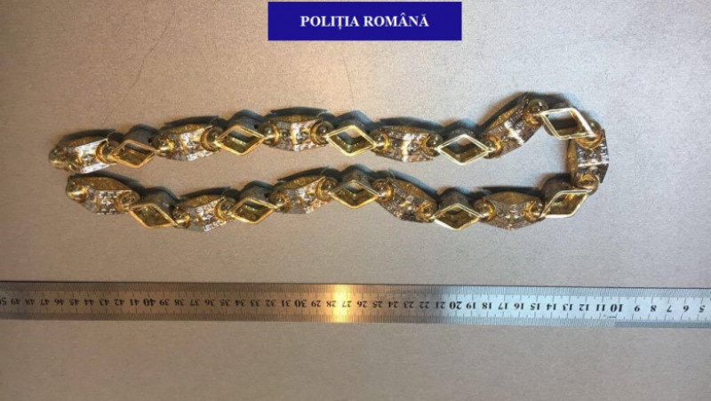 ORADEA. O de kilogram bijuterii, confiscate de poliţişti | Digi24