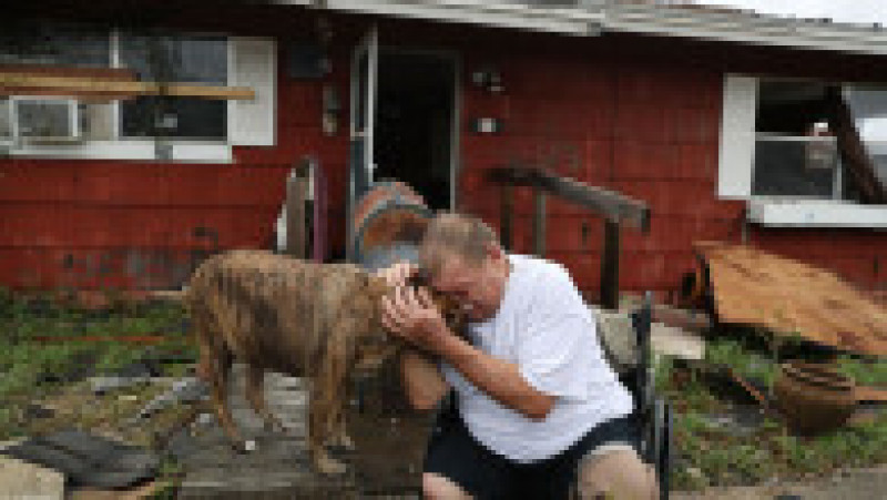 ROCKPORT, TX - AUGUST 26: Steve Culver cries with his dog Otis as he talks about what he said was the, "most terrifying event in his life," when Hurricane Harvey blew in and destroyed most of his home while he and his wife took shelter there on August 26, 2017 in Rockport, Texas. Harvey made landfall shortly after 11 p.m. Friday, just north of Port Aransas as a Category 4 storm and is being reported as the strongest hurricane to hit the United States since Wilma in 2005. Forecasts call for as much as 30 inches of rain to fall in the next few days (Photo by Joe Raedle/Getty Images) | Poza 6 din 15