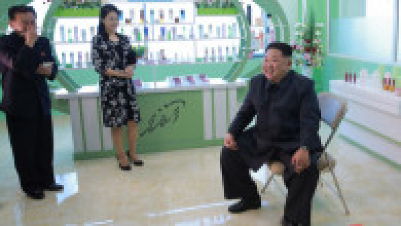 Kim Jong Un într-o vizită la o fabrică de cosmetice din Coreea de Nord. Foto: KCNA | Poza 6 din 6