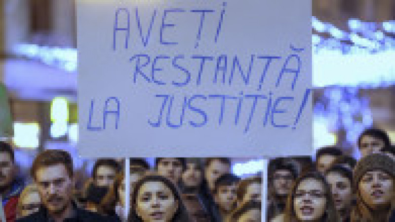 Aproximativ 150 de studenti protesteaza in Piata Operei din Timisoara din cauza modificarilor la legile justitiei. Foto: Inquam Photos / Virgil Simonescu | Poza 2 din 5