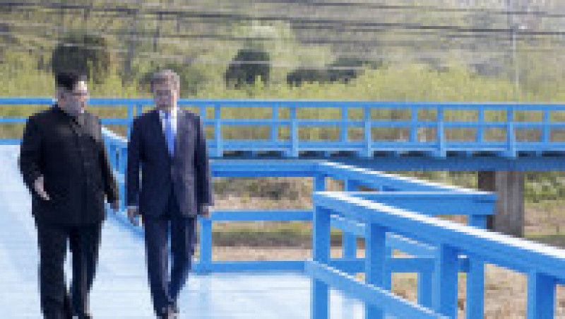 PANMUNJOM, SOUTH KOREA - APRIL 27: North Korean leader Kim Jong Un (L) and South Korean President Moon Jae-in (R) take a walk on the walk bridge during the Inter-Korean Summit on April 27, 2018 in Panmunjom, South Korea. Kim and Moon meet at the border today for the third-ever Inter-Korean summit talks after the 1945 division of the peninsula, and first since 2007 between then President Roh Moo-hyun of South Korea and Leader Kim Jong-il of North Korea. (Photo by Korea Summit Press Pool/Getty Images) | Poza 15 din 32