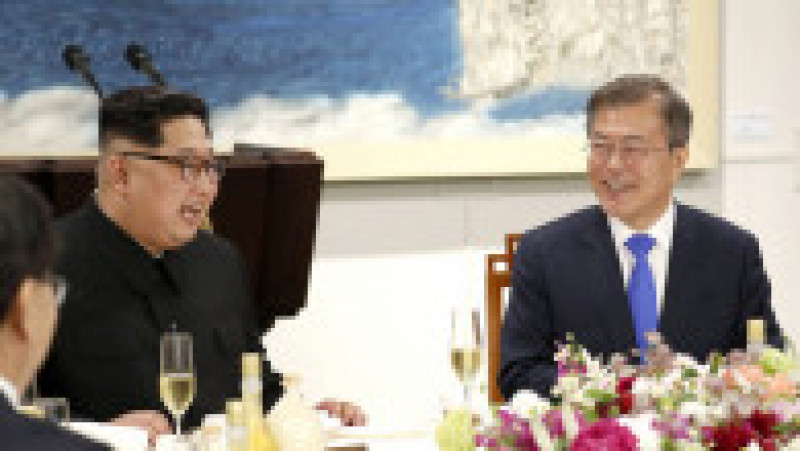 PANMUNJOM, SOUTH KOREA - APRIL 27: North Korean leader Kim Jong Un (L) and South Korean President Moon Jae-in (R) attend the Inter-Korean Summit dinner on April 27, 2018 in Panmunjom, South Korea. Kim and Moon meet at the border today for the third-ever Inter-Korean summit talks after the 1945 division of the peninsula, and first since 2007 between then President Roh Moo-hyun of South Korea and Leader Kim Jong-il of North Korea. (Photo by Korea Summit Press Pool2/Getty Images) | Poza 25 din 32
