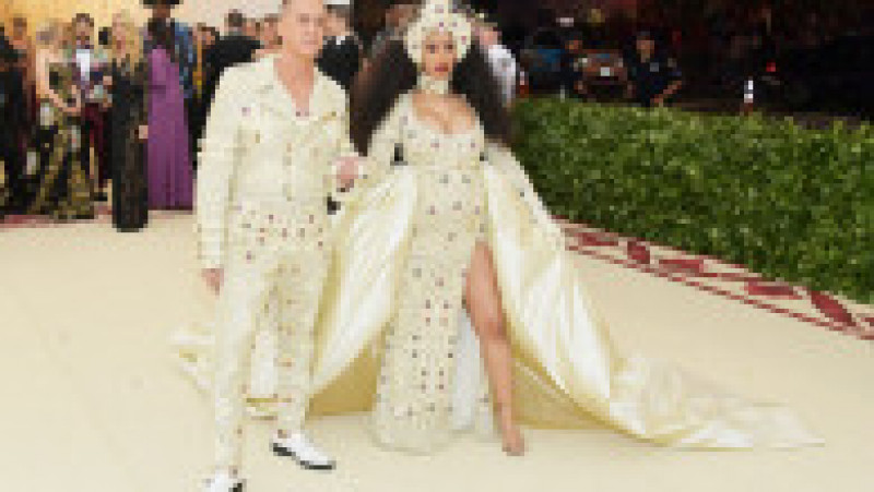 NEW YORK, NY - MAY 07: Designer Jeremy Scott and Cardi B attend the Heavenly Bodies: Fashion & The Catholic Imagination Costume Institute Gala at The Metropolitan Museum of Art on May 7, 2018 in New York City. (Photo by Neilson Barnard/Getty Images) | Poza 2 din 12
