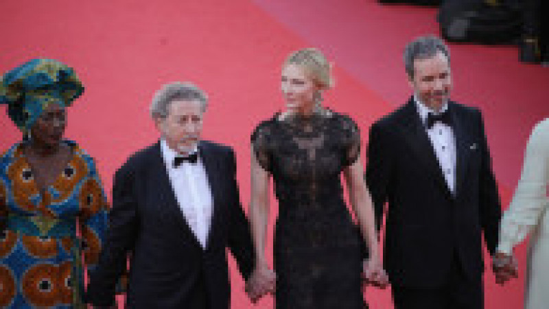 "Everybody Knows (Todos Lo Saben)" & Opening Gala Red Carpet Arrivals - The 71st Annual Cannes Film Festival | Poza 4 din 7