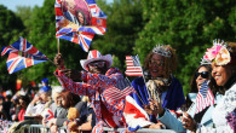WINDSOR, ENGLAND - MAY 19: Royal fans soak up the atmopshere during the wedding of Prince Harry Harry to Ms. Meghan Markle on The Long Walk on May 19, 2018 in Windsor, England. (Photo by Jeff J Mitchell/Getty Images) | Poza 7 din 12