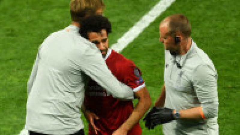 KIEV, UKRAINE - MAY 26: Jurgen Klopp, Manager of Liverpool greets Mohamed Salah of Liverpool as he leaves the pitch injured during the UEFA Champions League Final between Real Madrid and Liverpool at NSC Olimpiyskiy Stadium on May 26, 2018 in Kiev, Ukraine. (Photo by Mike Hewitt/Getty Images) | Poza 11 din 37