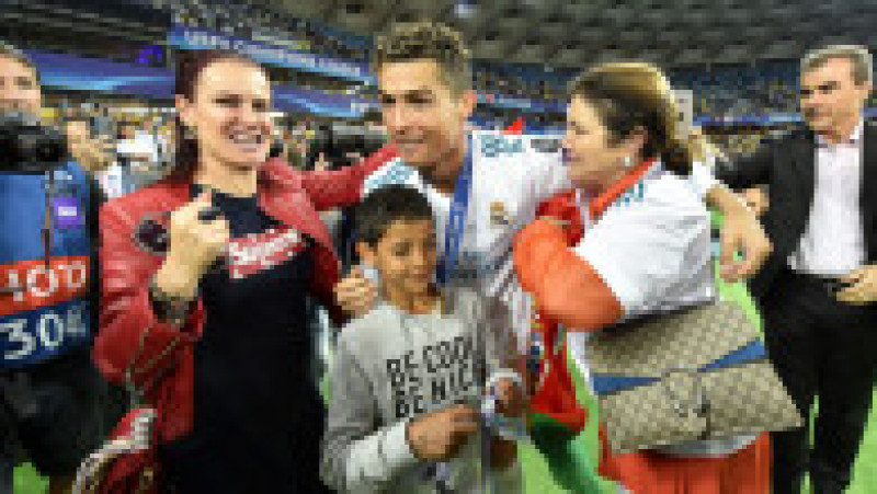 KIEV, UKRAINE - MAY 26: Cristiano Ronaldo of Real Madrid celebrates victory with his family after the UEFA Champions League Final between Real Madrid and Liverpool at NSC Olimpiyskiy Stadium on May 26, 2018 in Kiev, Ukraine. (Photo by David Ramos/Getty Images) | Poza 32 din 37