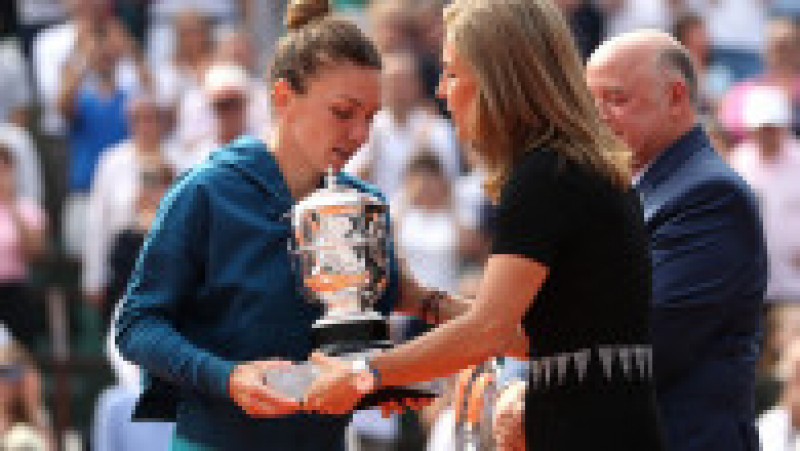 PARIS, FRANCE - JUNE 09: Arantxa Sanchez Vicario awards the winners trophy to Simona Halep of Romania following the ladies singles final against Sloane Stephens of The United States during day fourteen of the 2018 French Open at Roland Garros on June 9, 2018 in Paris, France. (Photo by Matthew Stockman/Getty Images) | Poza 35 din 42