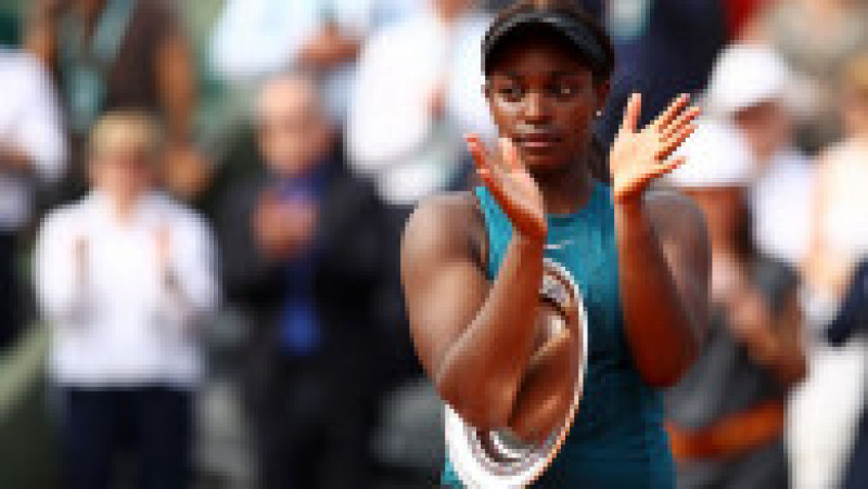 PARIS, FRANCE - JUNE 09: Sloane Stephens of The United States holds the runners up trophy following defeat in the ladies singles final against Simona Halep of Romania during day fourteen of the 2018 French Open at Roland Garros on June 9, 2018 in Paris, France. (Photo by Cameron Spencer/Getty Images) | Poza 37 din 42