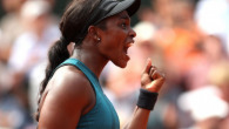 PARIS, FRANCE - JUNE 09: Sloane Stephens of The United States celebrates after winning the first set during the ladies singles final against Simona Halep of Romania during day fourteen of the 2018 French Open at Roland Garros on June 9, 2018 in Paris, France. (Photo by Matthew Stockman/Getty Images) | Poza 11 din 42