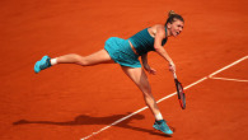 PARIS, FRANCE - JUNE 09: Simona Halep of Romania serves during the ladies singles final against Sloane Stephens of The United States during day fourteen of the 2018 French Open at Roland Garros on June 9, 2018 in Paris, France. (Photo by Clive Brunskill/Getty Images) | Poza 4 din 42