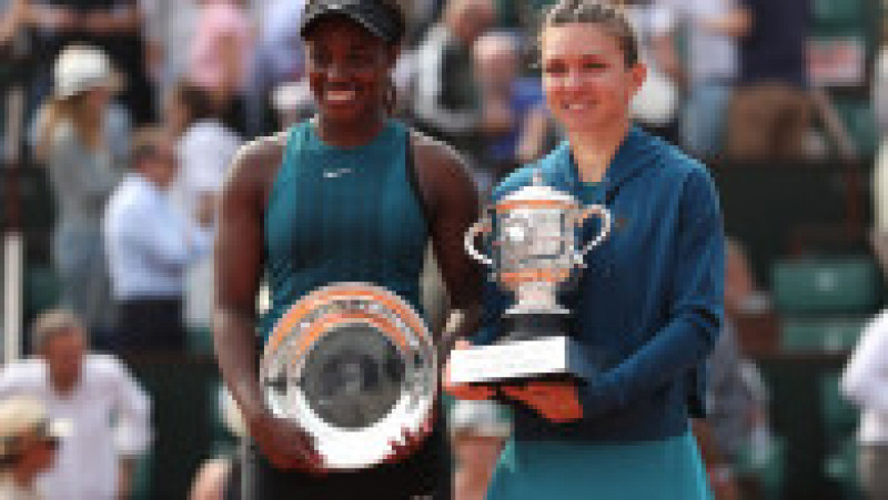 PARIS, FRANCE - JUNE 09: Winner, Simona Halep of Romania (R) and runner up Sloane Stephens of The United States (L) celebrate with their trophies following the ladies singles final during day fourteen of the 2018 French Open at Roland Garros on June 9, 2018 in Paris, France. (Photo by Matthew Stockman/Getty Images) | Poza 41 din 42